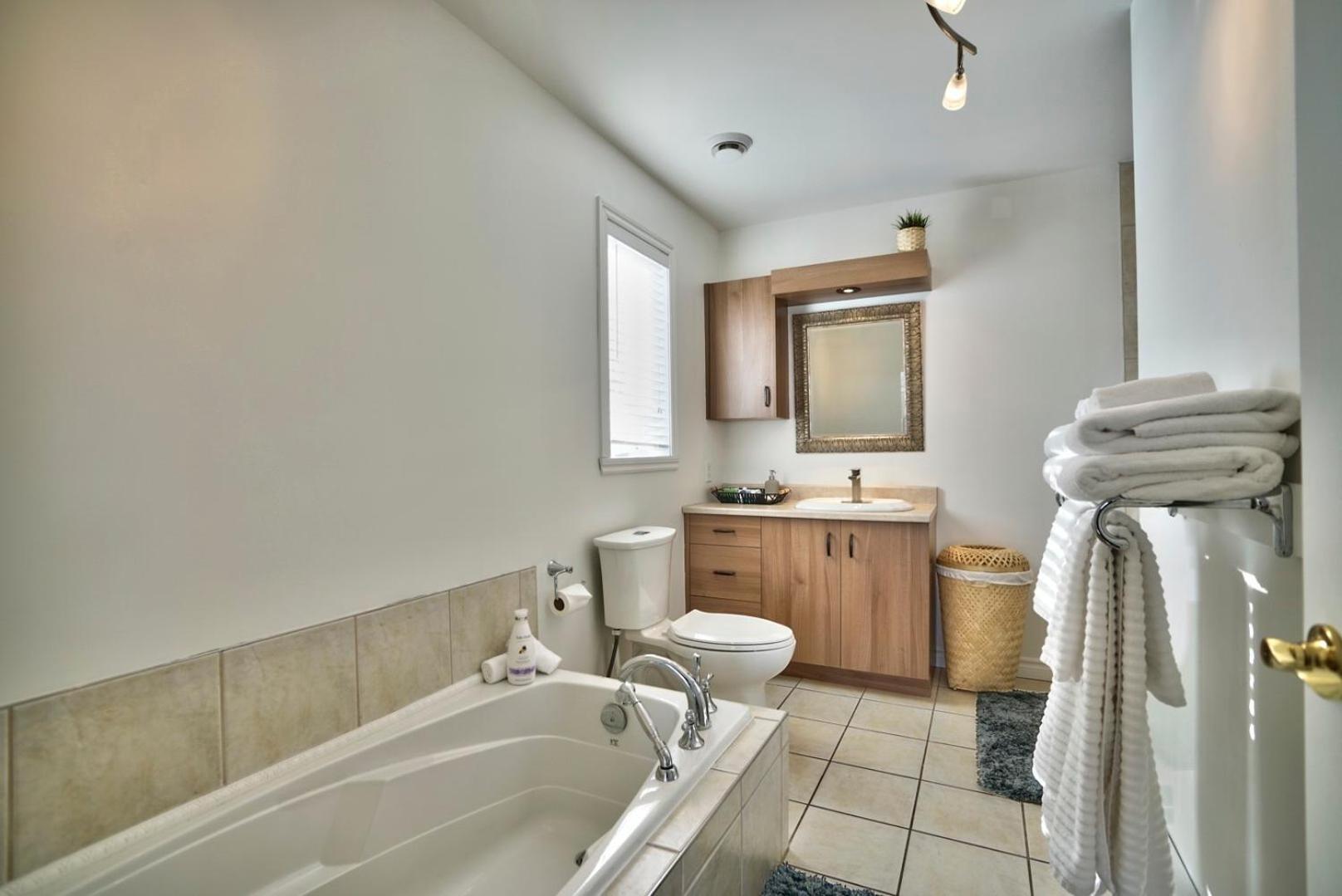 Dynamite 2-Bedroom House, Garage, Sleeps 6 舍布鲁克 外观 照片